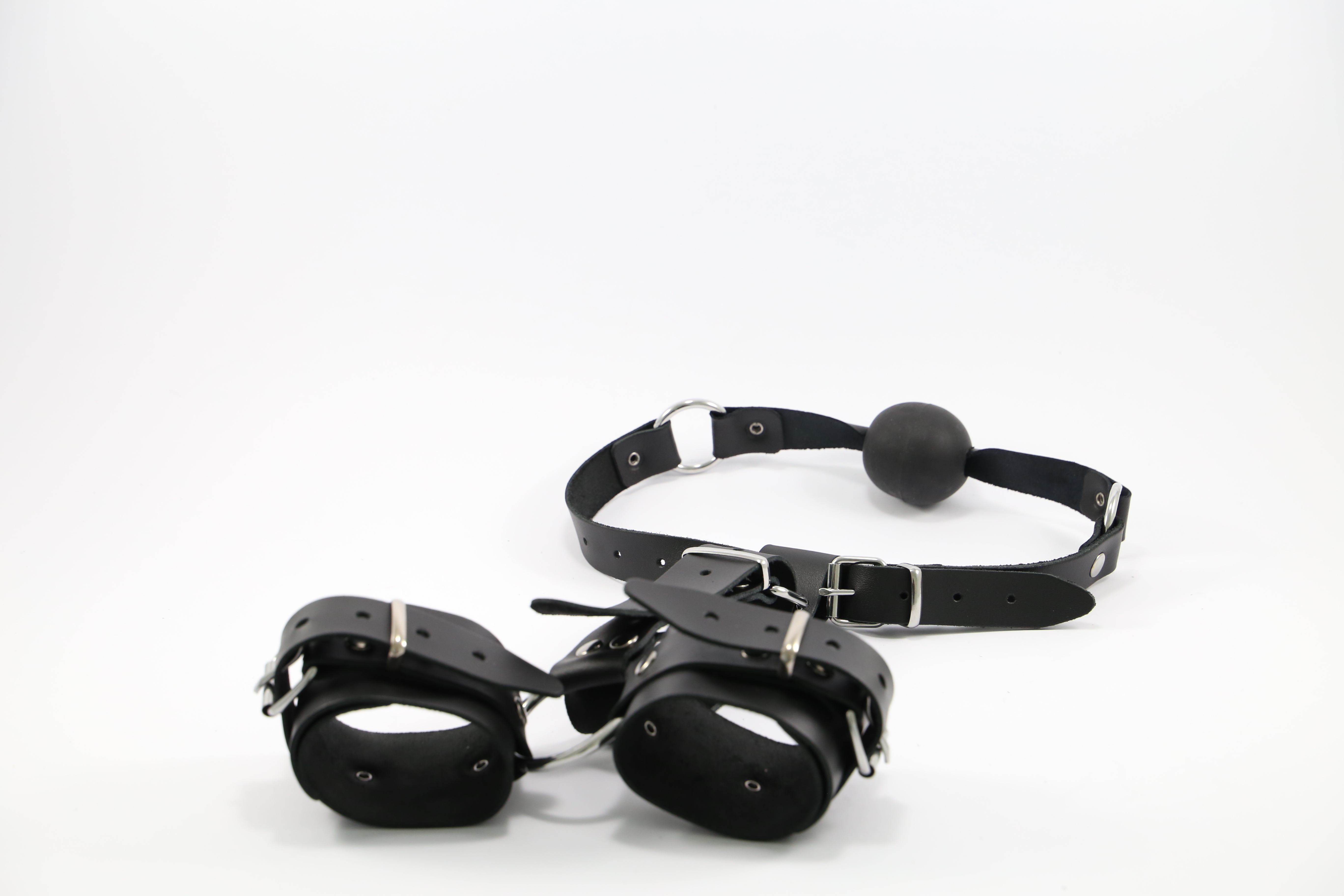 Mundknebel mit Handfesseln