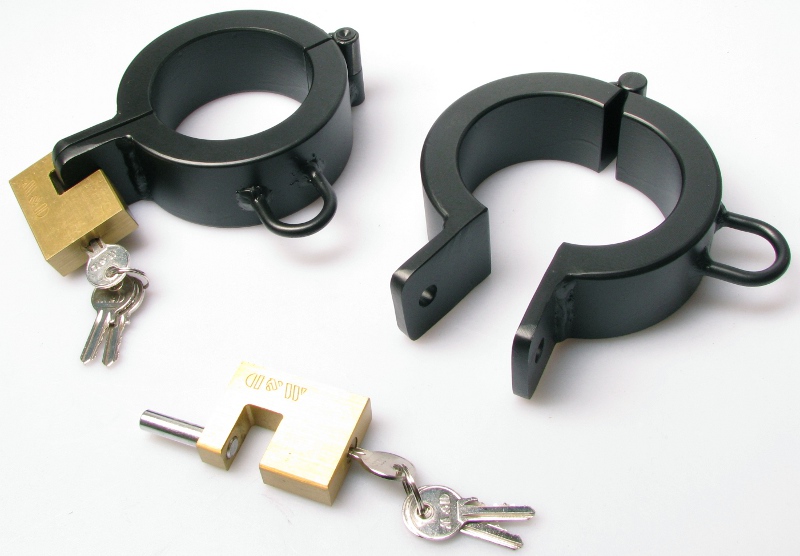 Stahlfesseln no compromises 1,5cm - Hand- oder Fußfesseln mit Schloßblock